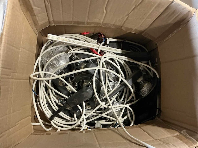 Kist vol diverse badkamer spullen - afbeelding 7 van  15