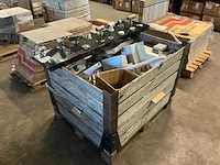 Kist vol diverse badkamer spullen - afbeelding 1 van  15