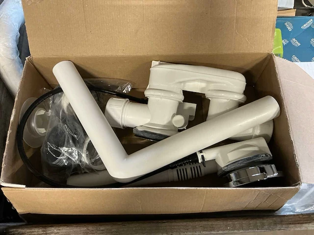Kist vol diverse badkamer spullen - afbeelding 14 van  15