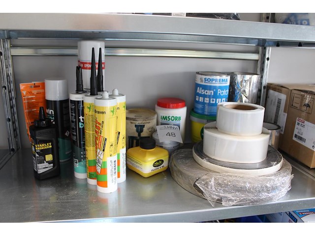 Kitten, lijmen en band in schap. - afbeelding 1 van  3