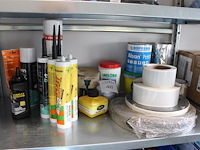 Kitten, lijmen en band in schap. - afbeelding 1 van  3