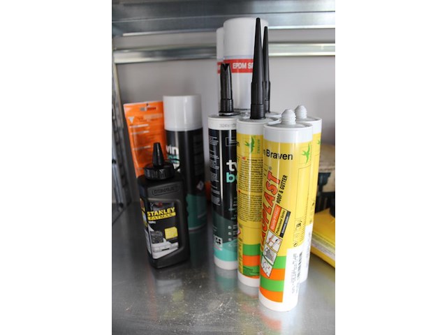 Kitten, lijmen en band in schap. - afbeelding 2 van  3