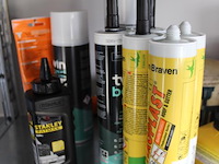 Kitten, lijmen en band in schap. - afbeelding 2 van  3