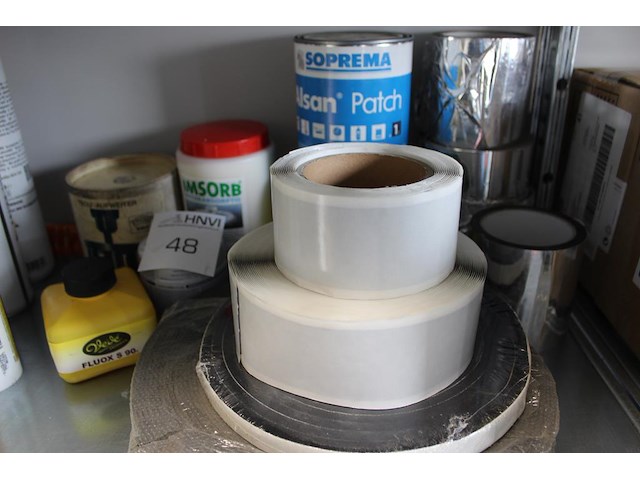 Kitten, lijmen en band in schap. - afbeelding 3 van  3