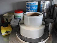 Kitten, lijmen en band in schap. - afbeelding 3 van  3