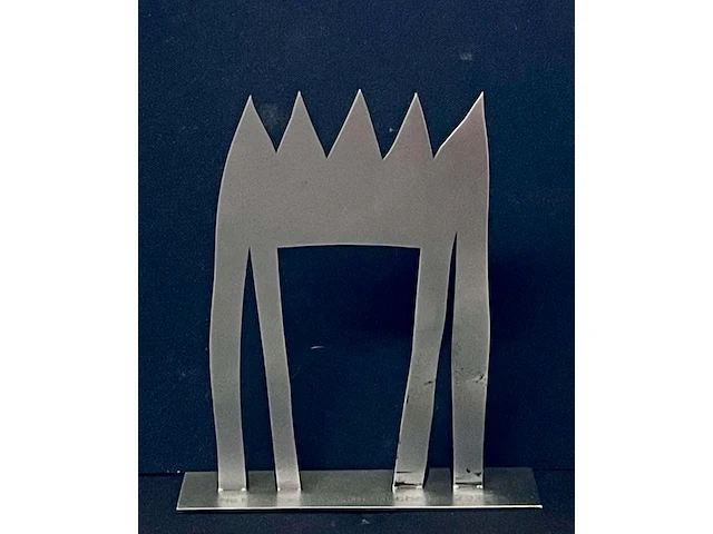 Klaas gubbels, “de koningstafel” , sculptuur van staal, hoogte 10 cm, in het voetje staat gestanst “heleen en klaas gubbels 2025”. - afbeelding 1 van  2