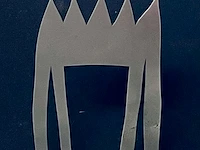 Klaas gubbels, “de koningstafel” , sculptuur van staal, hoogte 10 cm, in het voetje staat gestanst “heleen en klaas gubbels 2025”. - afbeelding 1 van  2