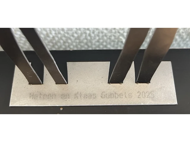 Klaas gubbels, “de koningstafel” , sculptuur van staal, hoogte 10 cm, in het voetje staat gestanst “heleen en klaas gubbels 2025”. - afbeelding 2 van  2
