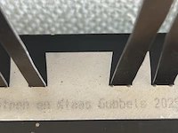 Klaas gubbels, “de koningstafel” , sculptuur van staal, hoogte 10 cm, in het voetje staat gestanst “heleen en klaas gubbels 2025”. - afbeelding 2 van  2