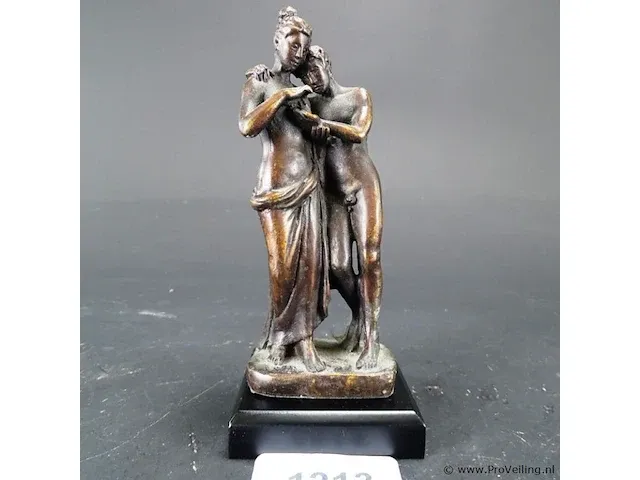 Klassiek bronzen paar op houten basement - afbeelding 1 van  5