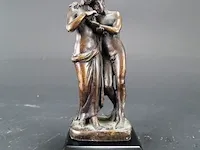 Klassiek bronzen paar op houten basement - afbeelding 1 van  5