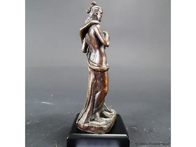 Klassiek bronzen paar op houten basement - afbeelding 2 van  5