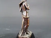 Klassiek bronzen paar op houten basement - afbeelding 2 van  5