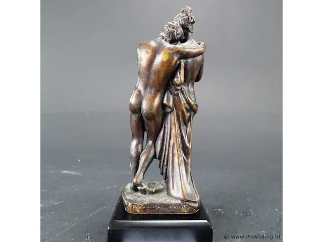Klassiek bronzen paar op houten basement - afbeelding 3 van  5