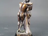 Klassiek bronzen paar op houten basement - afbeelding 3 van  5
