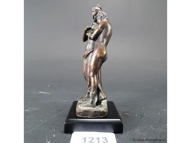 Klassiek bronzen paar op houten basement - afbeelding 4 van  5