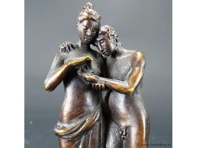 Klassiek bronzen paar op houten basement - afbeelding 5 van  5