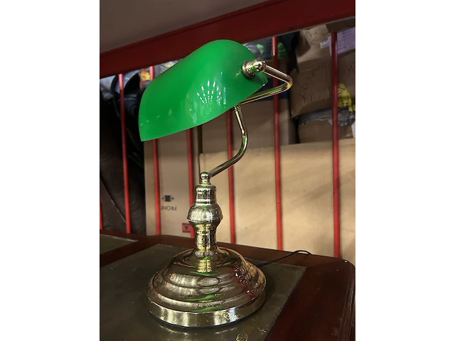Klassiek chesterfield bureau met bureaustoel, lamp en extra tafel - afbeelding 3 van  14