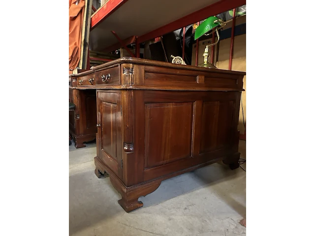 Klassiek chesterfield bureau met bureaustoel, lamp en extra tafel - afbeelding 6 van  14
