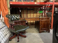Klassiek chesterfield bureau met bureaustoel, lamp en extra tafel - afbeelding 1 van  14
