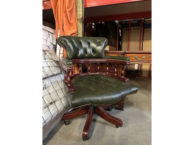 Klassiek chesterfield bureau met bureaustoel, lamp en extra tafel - afbeelding 7 van  14