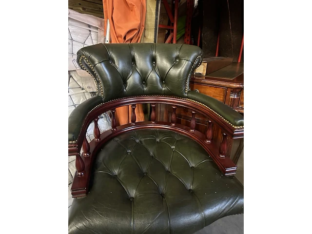 Klassiek chesterfield bureau met bureaustoel, lamp en extra tafel - afbeelding 8 van  14