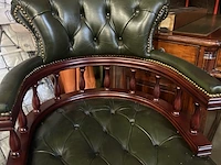 Klassiek chesterfield bureau met bureaustoel, lamp en extra tafel - afbeelding 8 van  14