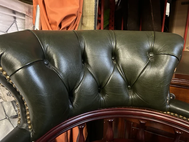 Klassiek chesterfield bureau met bureaustoel, lamp en extra tafel - afbeelding 9 van  14