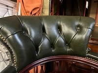 Klassiek chesterfield bureau met bureaustoel, lamp en extra tafel - afbeelding 9 van  14