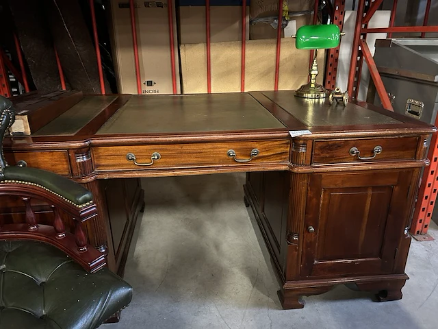 Klassiek chesterfield bureau met bureaustoel, lamp en extra tafel - afbeelding 10 van  14