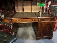 Klassiek chesterfield bureau met bureaustoel, lamp en extra tafel - afbeelding 10 van  14