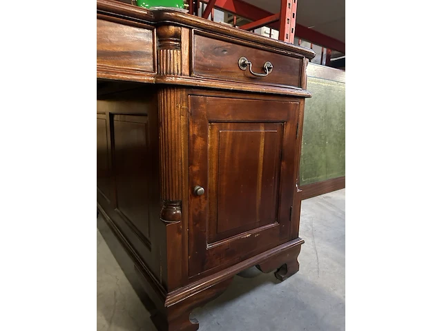 Klassiek chesterfield bureau met bureaustoel, lamp en extra tafel - afbeelding 11 van  14