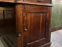 Klassiek chesterfield bureau met bureaustoel, lamp en extra tafel - afbeelding 11 van  14