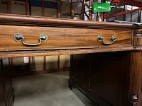 Klassiek chesterfield bureau met bureaustoel, lamp en extra tafel - afbeelding 12 van  14