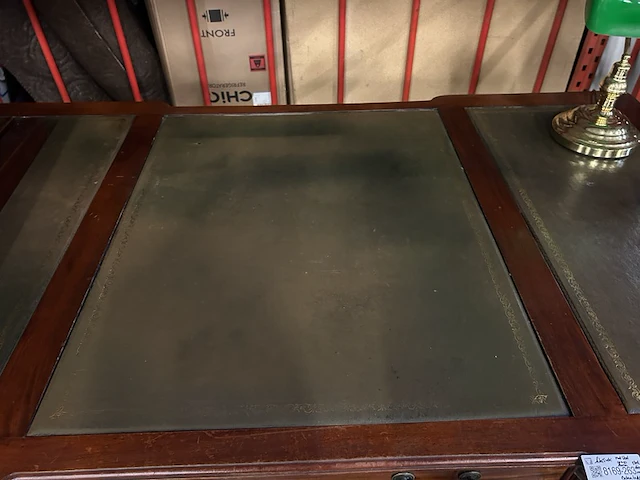 Klassiek chesterfield bureau met bureaustoel, lamp en extra tafel - afbeelding 14 van  14