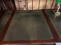 Klassiek chesterfield bureau met bureaustoel, lamp en extra tafel - afbeelding 14 van  14