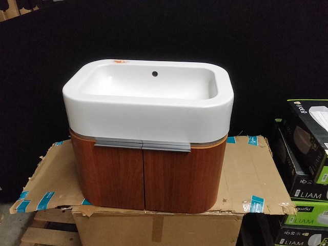 Klassiek klein badkamermeubel met spoelbak. - afbeelding 1 van  6