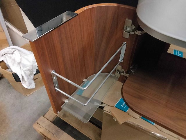 Klassiek klein badkamermeubel met spoelbak. - afbeelding 3 van  6