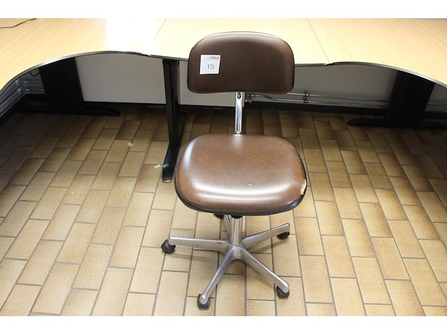 Klassieke bureaustoel met enkele beschadigingen. - afbeelding 1 van  2