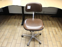 Klassieke bureaustoel met enkele beschadigingen.