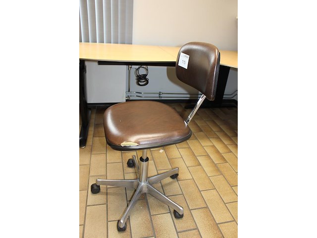 Klassieke bureaustoel met enkele beschadigingen. - afbeelding 2 van  2