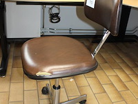 Klassieke bureaustoel met enkele beschadigingen. - afbeelding 2 van  2