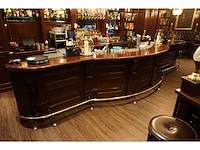 Klassieke horeca bar met messing voetsteun