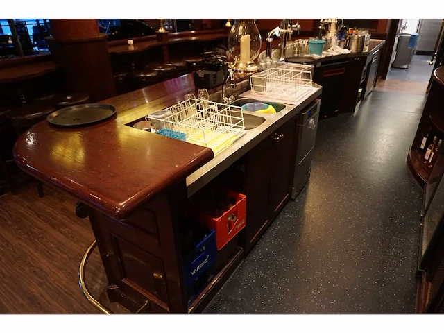 Klassieke horeca bar met messing voetsteun - afbeelding 5 van  12