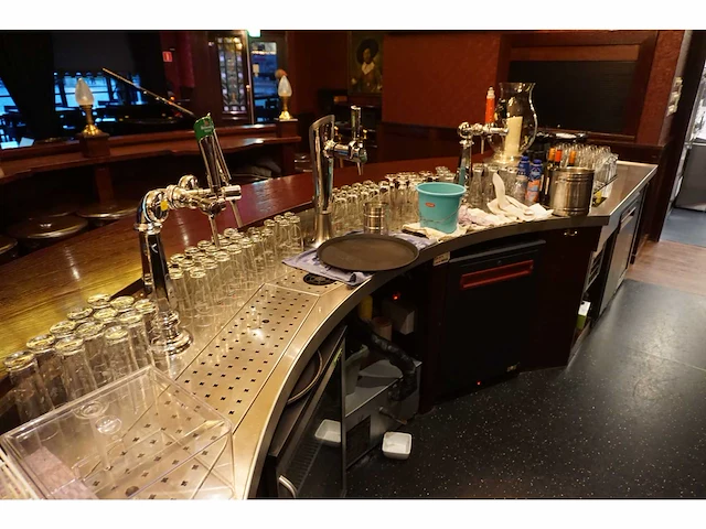 Klassieke horeca bar met messing voetsteun - afbeelding 6 van  12