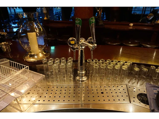 Klassieke horeca bar met messing voetsteun - afbeelding 7 van  12