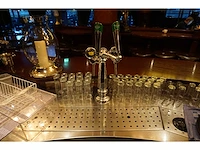 Klassieke horeca bar met messing voetsteun - afbeelding 7 van  12