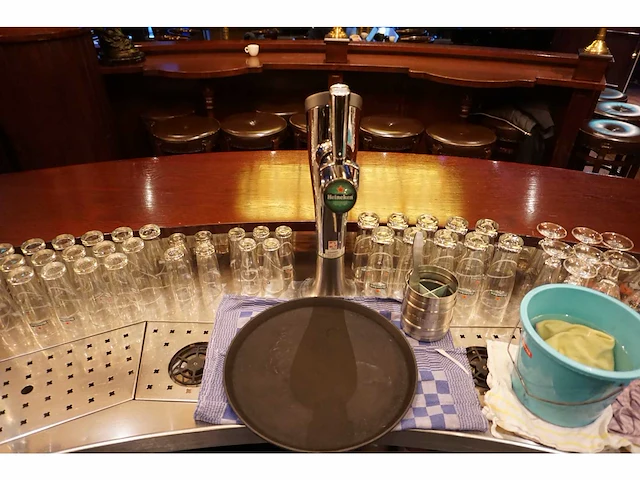 Klassieke horeca bar met messing voetsteun - afbeelding 8 van  12