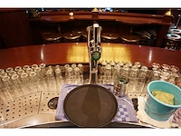 Klassieke horeca bar met messing voetsteun - afbeelding 8 van  12