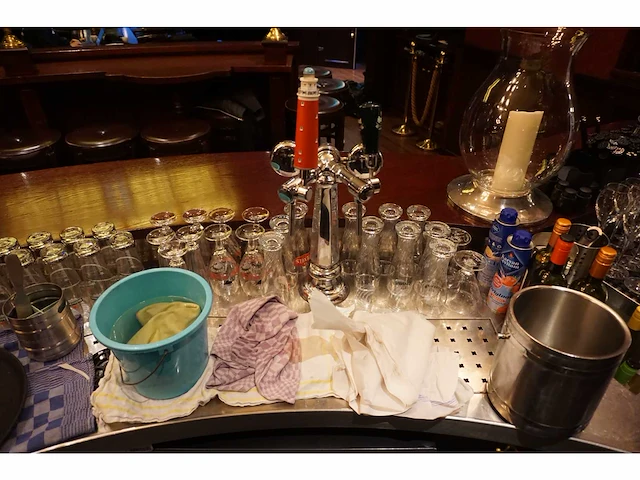 Klassieke horeca bar met messing voetsteun - afbeelding 9 van  12